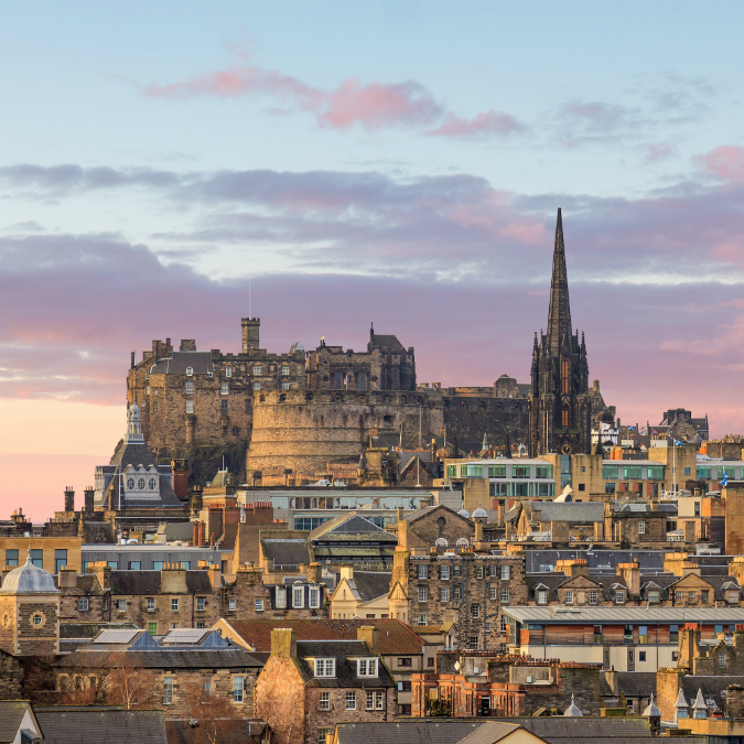 HALF Old town Edinburgh and Edinburgh castle in Scotland shutterstock_401143123 (1)